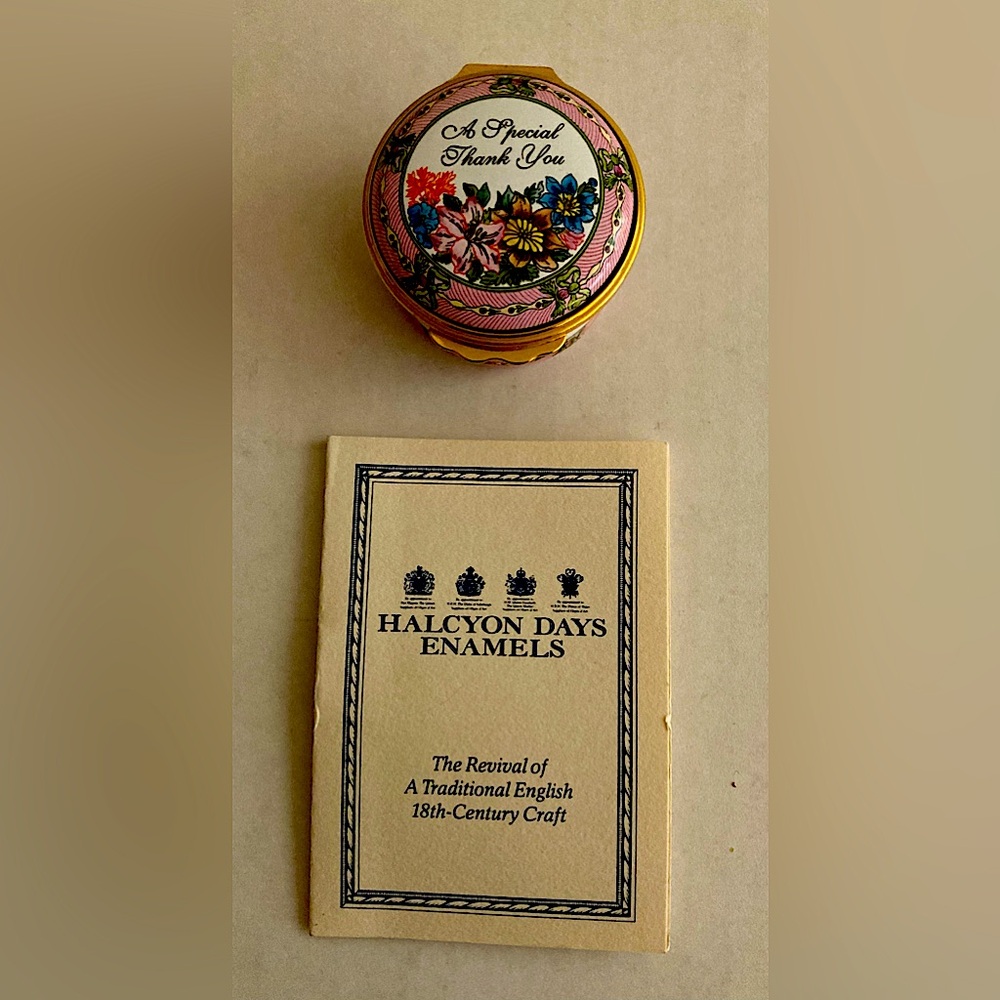 Halcyon Days porcelain box c.1999 in excellent condition